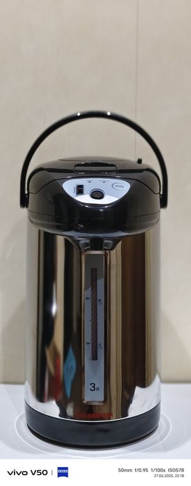 Термос горячей воды.