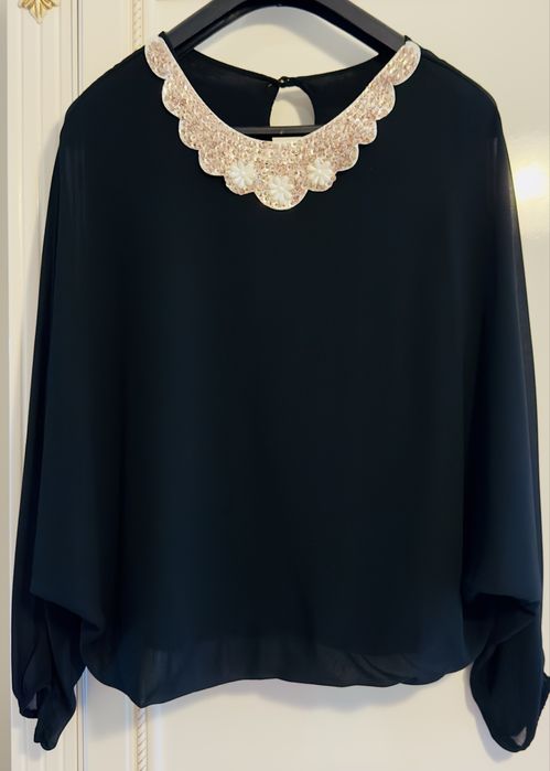 Елегантна черна блуза от шифон с акцент от перли