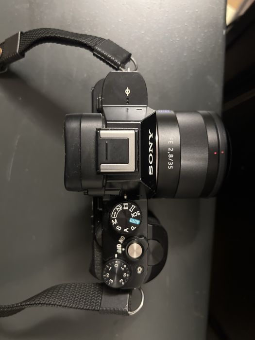 Sony A7 Full-Frame Mirrorless + Carl Zeiss FE 35mm F2.8 –