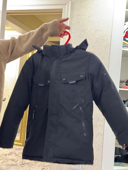 Черная зимняя теплая куртка для мальчиков 7-8 лет.