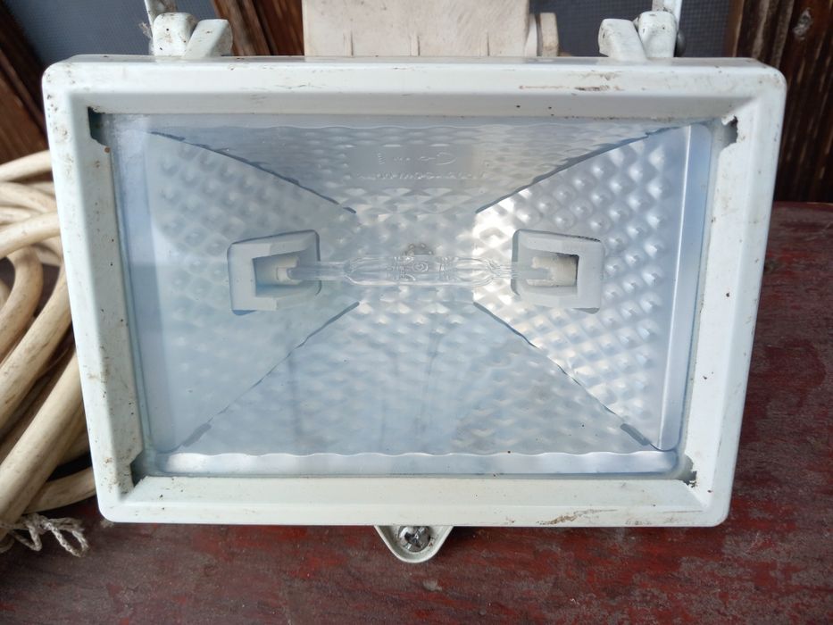 Proiector Alb cu halogen .