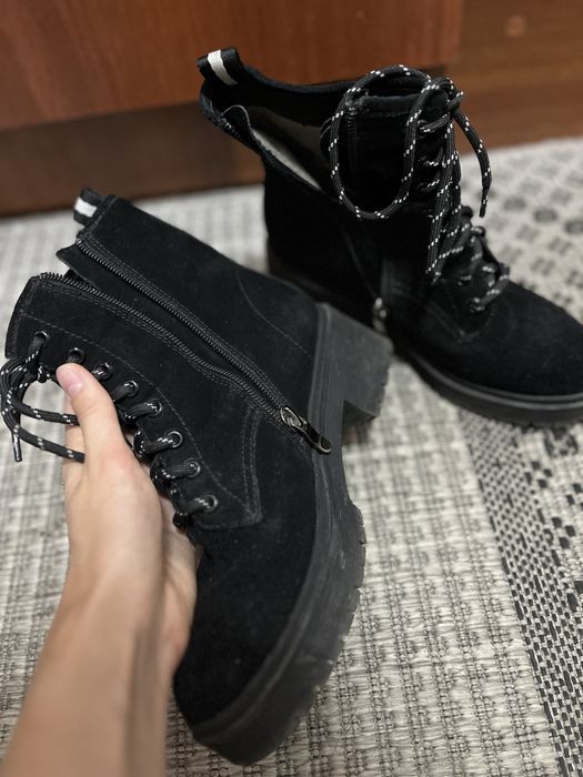 Продам женские ботинки