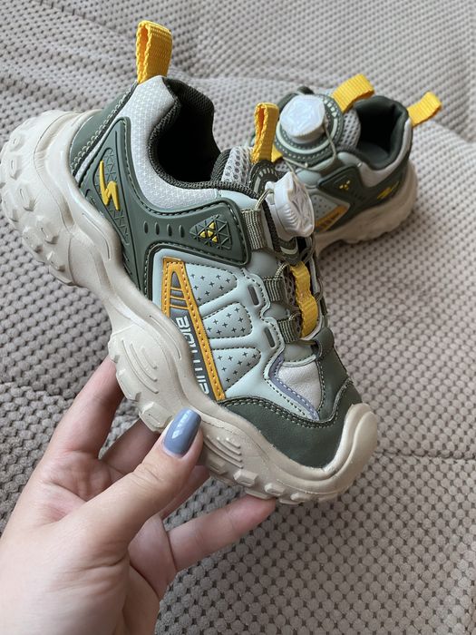 Продам кроссовки на мальчика