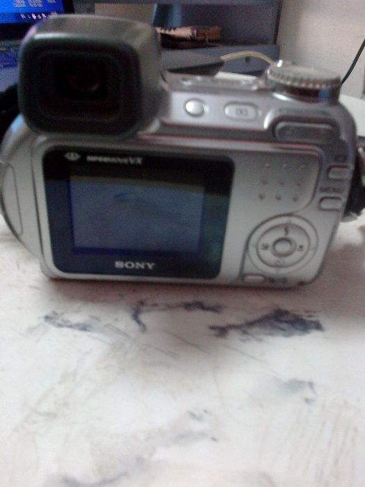 фотоапарат SONY с нови батерии ,
 има калъф.