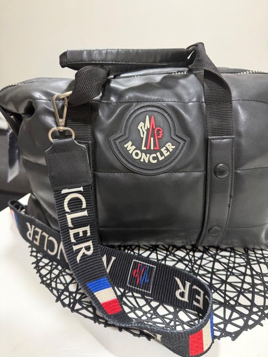 Vând poșetǎ Moncler