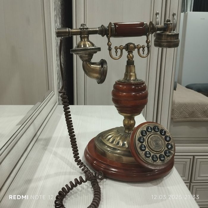 Продам телефон. Рабочий и как для декора