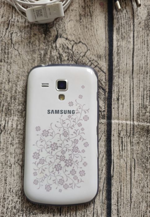 Смартфон Samsung Galaxy S Duos GT-S7562 White La Fleur 4GB, бял цвят