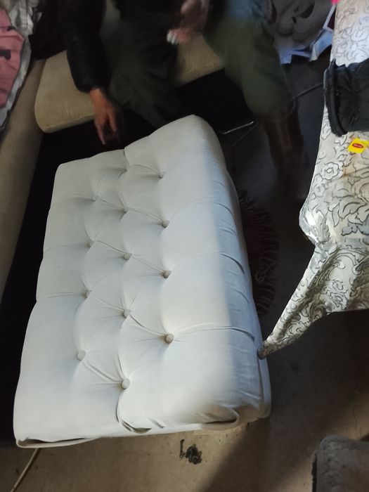 Зеркало и маленки диван