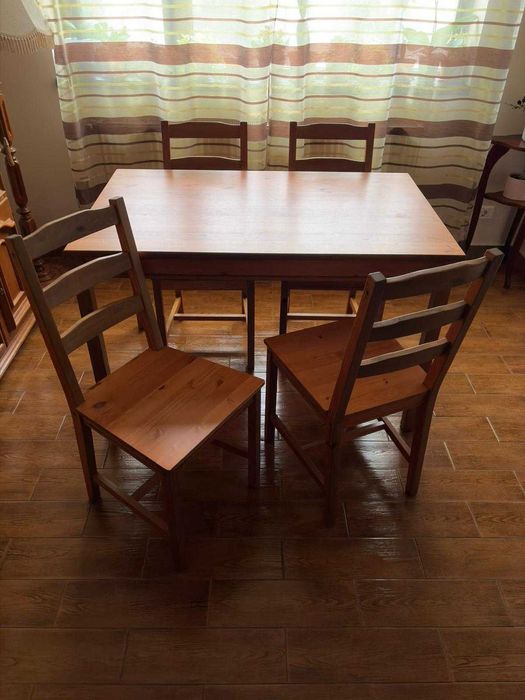 Masă + 4 scaune, aspect antichizat pin (IKEA)