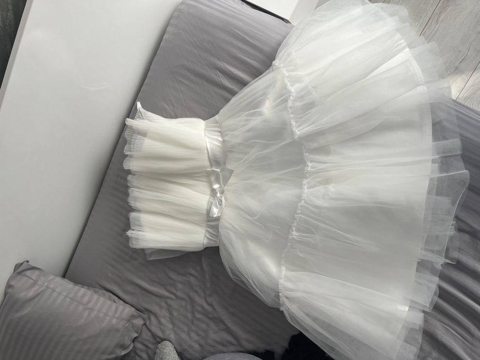 Бяла  къса рокля