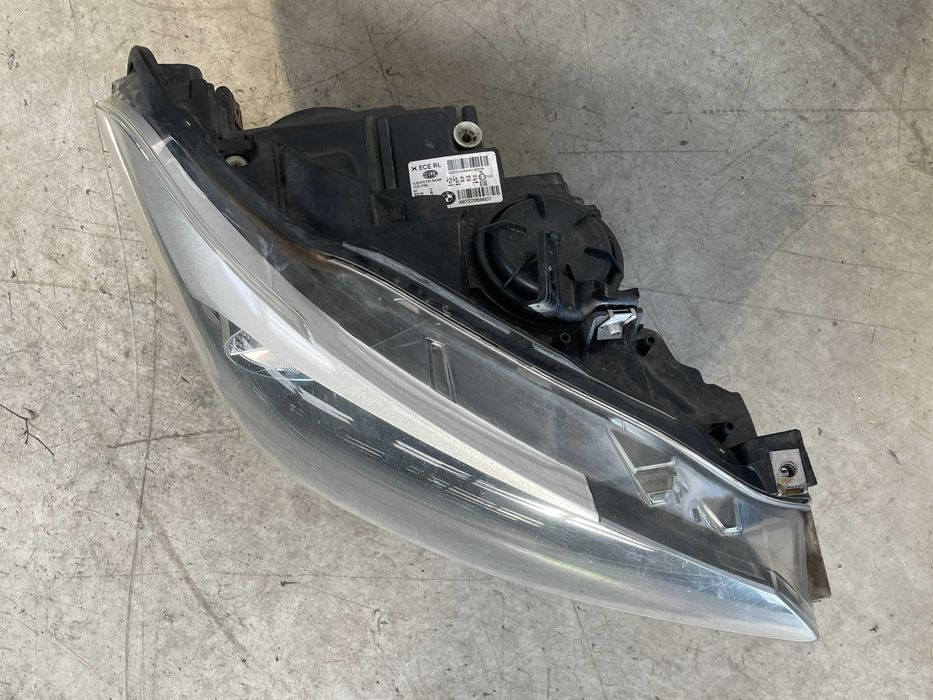 Far dreapta fara xenon Bmw seria 1 F20 - F21 non facelift cod 7229686