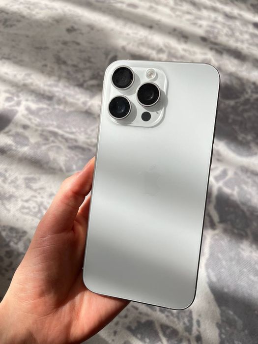 В продаже Айфон 15pro max