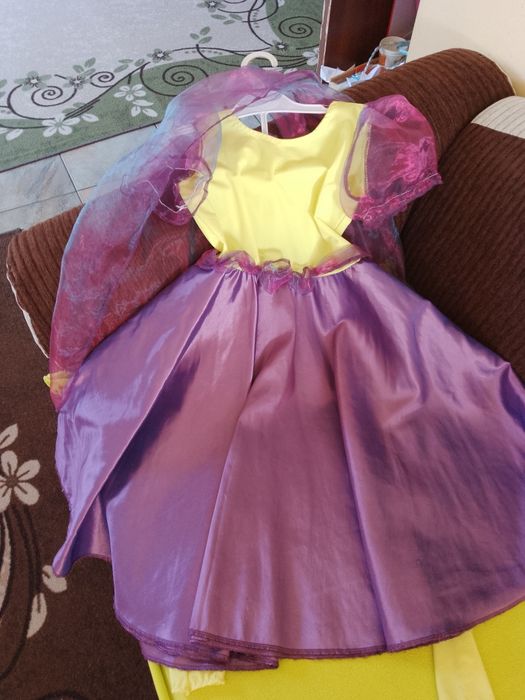 Карнавални рокли  5-6г два броя са