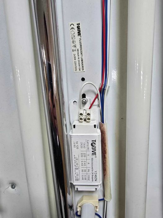 Техническо флуоресцентно осветително тяло