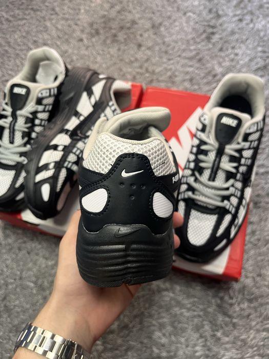 Nike p6000, Nike swoosh