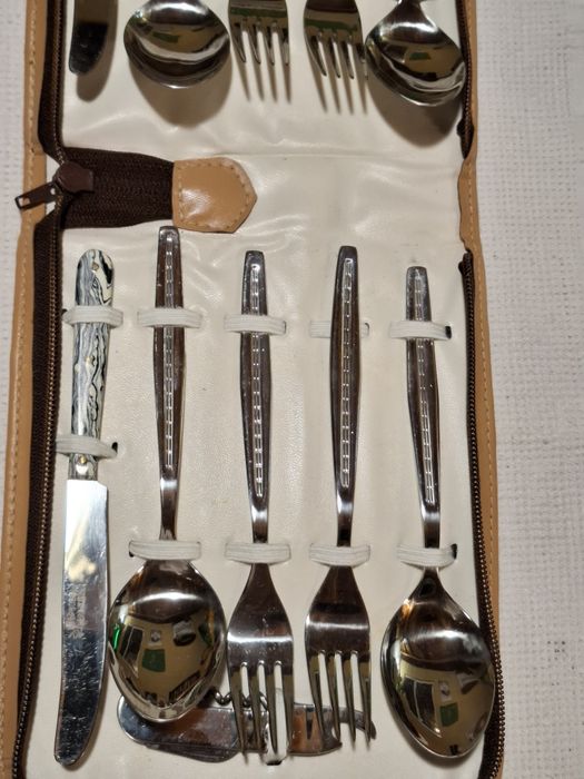 Продавам стар сервиз вилици,лъжици и ножове