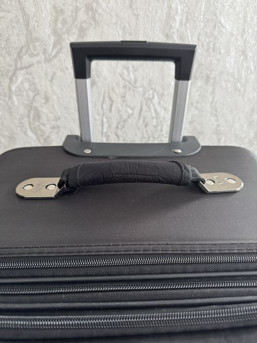 Продам  большой чемодан