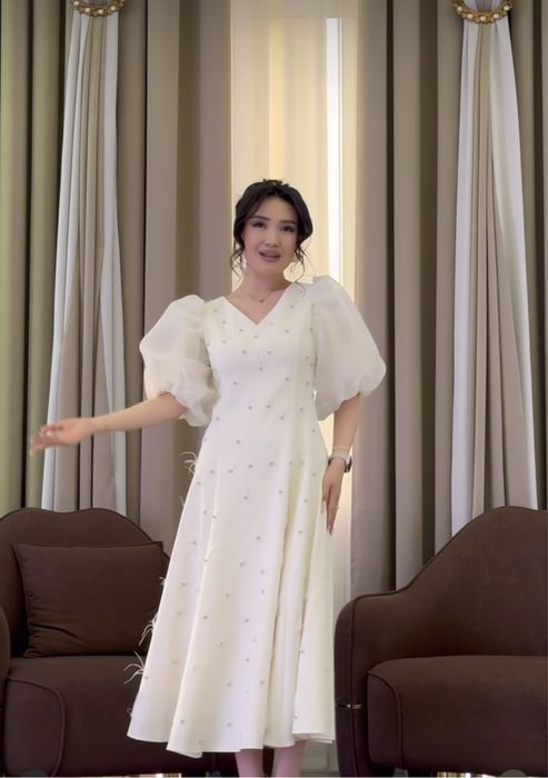 Платье с перьями и стразами