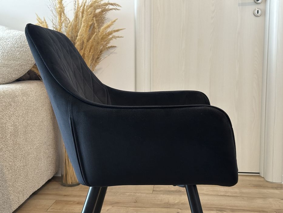 Scaun negru din catifea