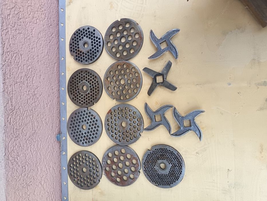 Vand mașini de tocat și masina de cârnați