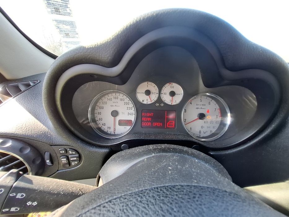 Алфа 147  1.6 бензин