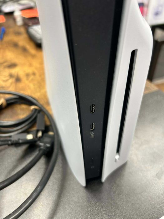 Sony Playstation 5 1TB с 2 джойстика, зарядна станция, 2 игри и всички кабели