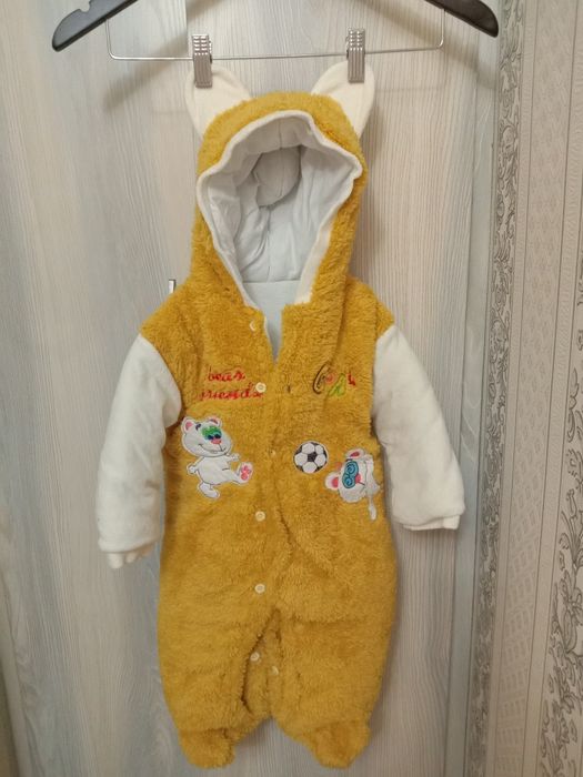 Теплый комбинезон на пуговицах.