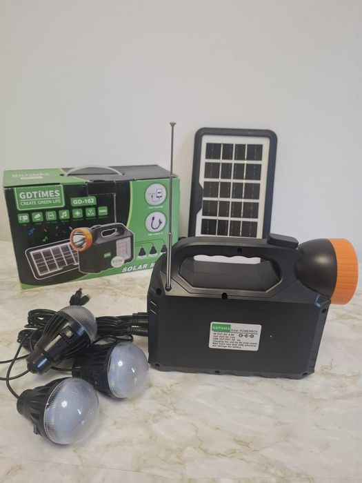 Lanternă multifuncțională cu radio FM și boxă Bluetooth integrată.