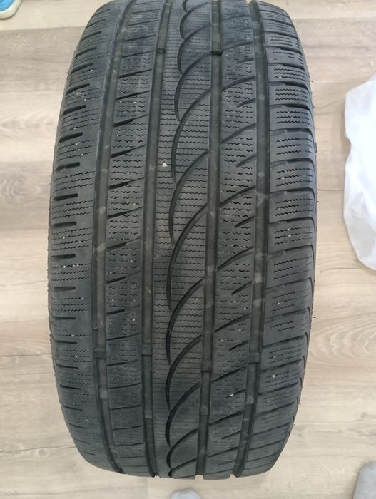 Продам комплект зимней резины Powertrac Snowstar, размер 235/45 R18.