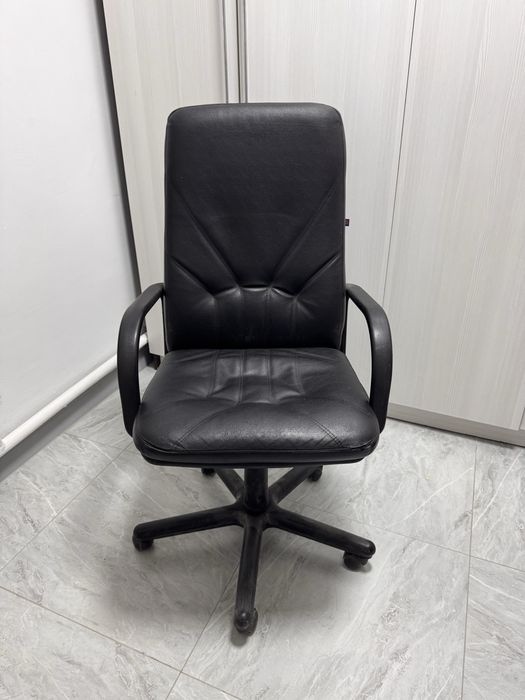 Офисные кресла кожаные 6 штук
