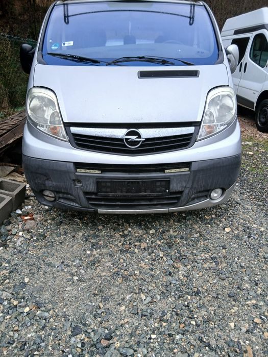 Dezmembrez Opel Vivaro 2.5