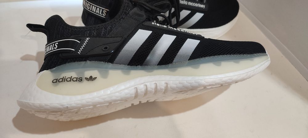 Продам кроссовки фирмы Adidas.