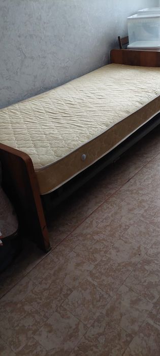 Кровать, шкаф, стол