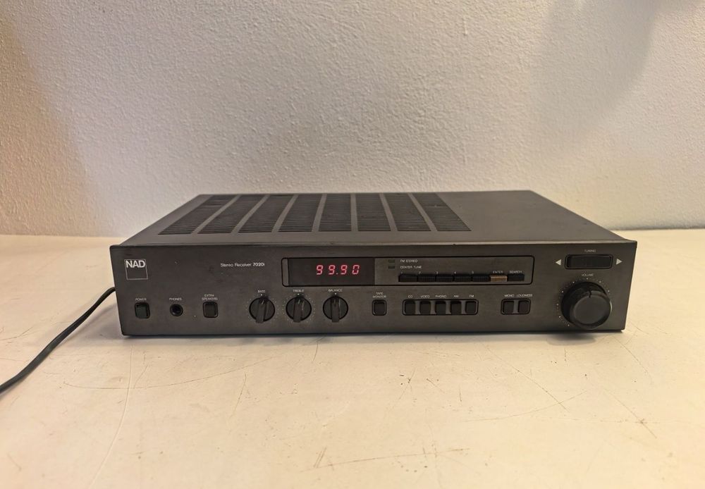 Amplificator NAD 7020i statie