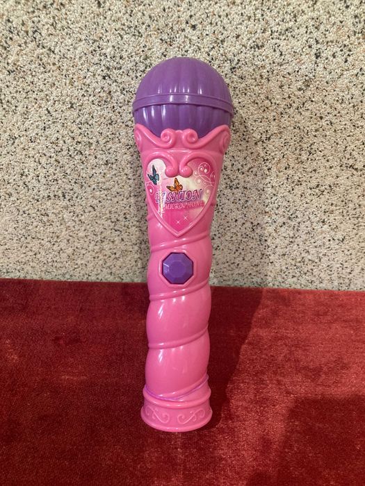 Кукли, прахосмукачка, микрофон и други играчки