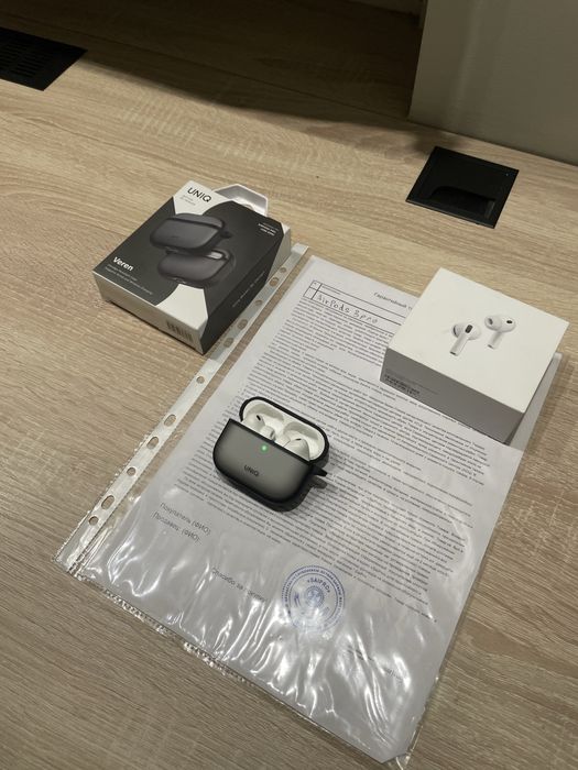 Airpods pro 3.