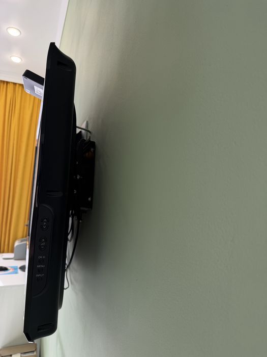 Телевизор LG 32″ + пульт + настенное крепление