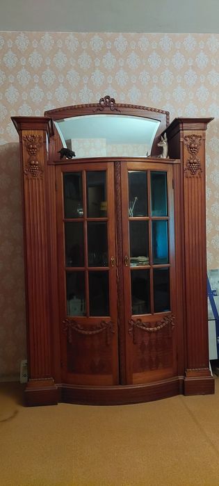 Продавам ретро шкаф- бюфет