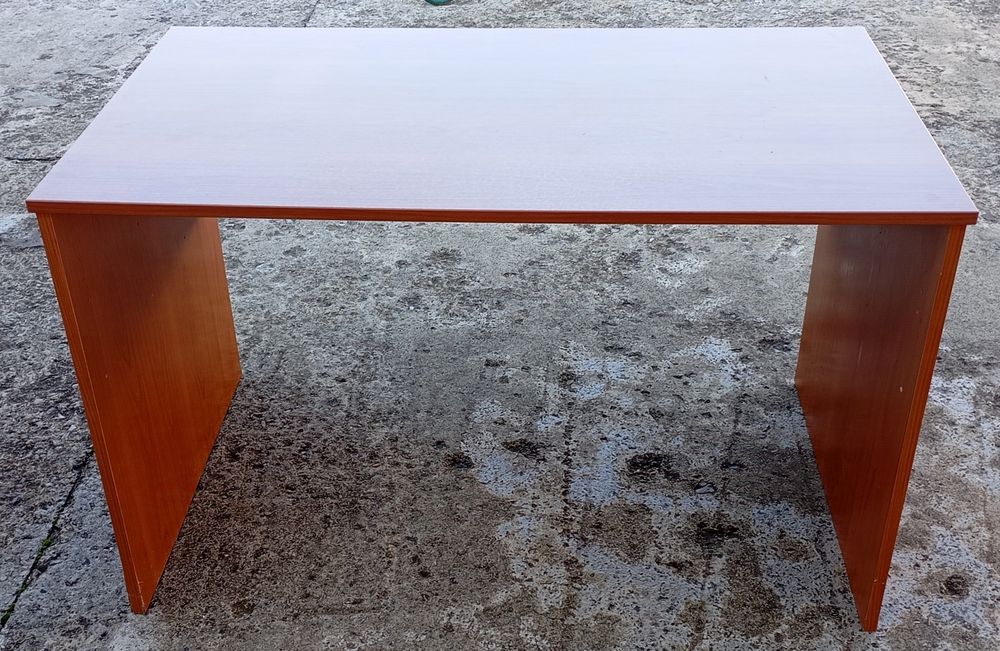 Vand mese bucatarie si birou