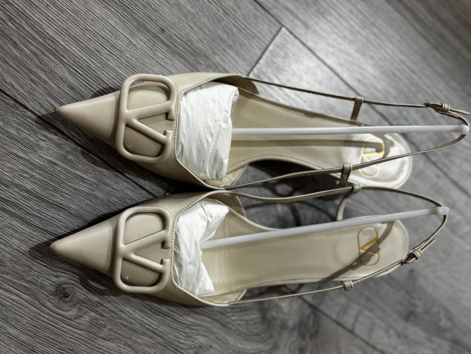 Valentino Garavani marimea 42