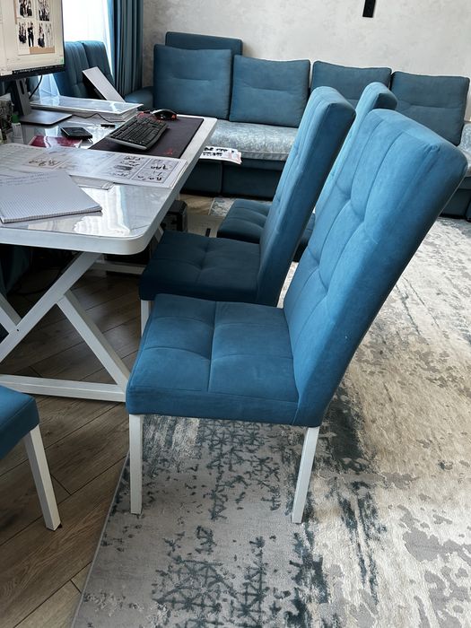 Продам стол и стулья 6 штук