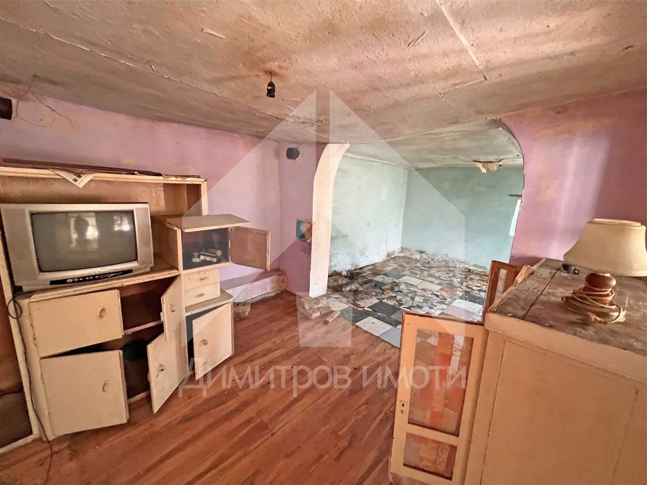 Продава къща с 2 дка двор в с. Караманите, общ Вълчи дол (обл. Варна).