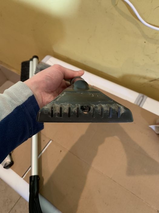 Щетка для чистки снега с автомобиля