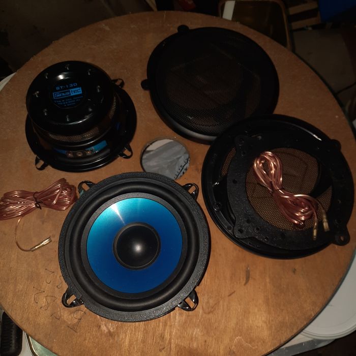 Продавам две колони  за врата или кора на кола 13"