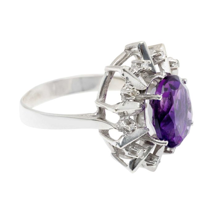 Inel din aur alb, decorat cu ametist și diamante