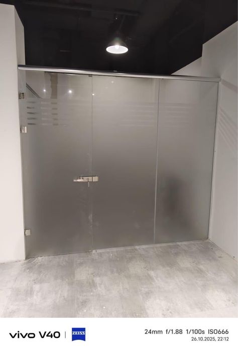 Стеклянные душевые кабины