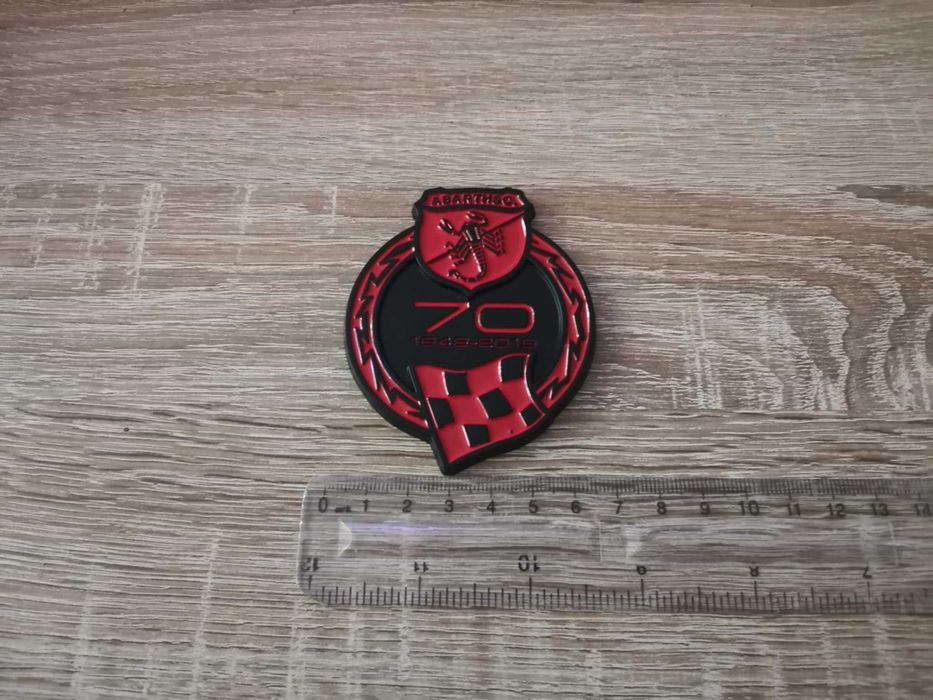 червена метална емблема Abarth 70th Anniversary