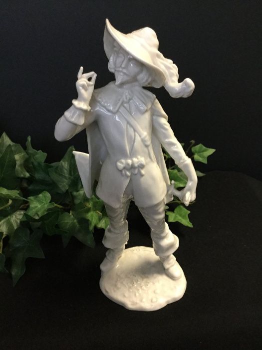 Фарфоровая статуэтка "Мушкетёр" AK Kaiser