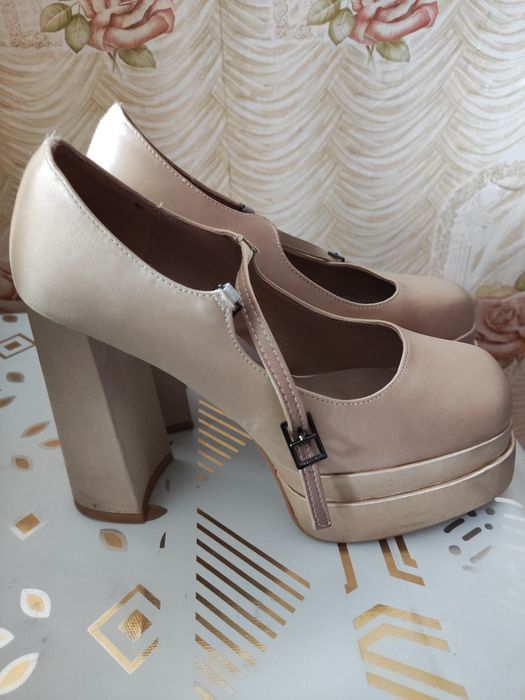 Туфли женские  летние продам недорого цена договорная размер едины