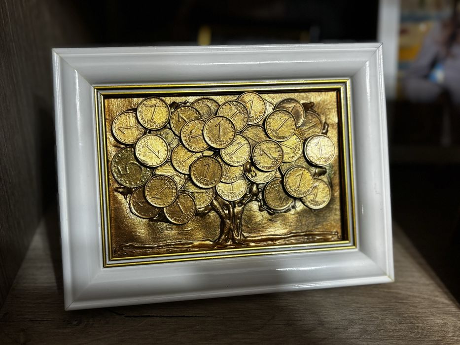 2 картини от жълти стотинки